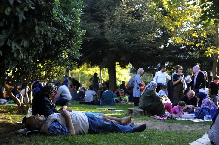 İstanbul'da depremin ardından vatandaşlar parklara akın etti G3