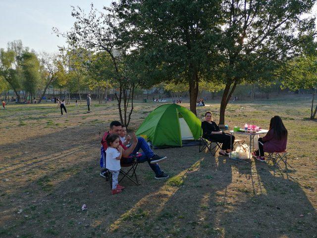 Esenler'de çadır kuranlar geceyi parklarda geçirecek