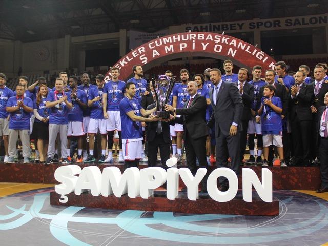 Fenerbahçe'yi deviren Anadolu Efes şampiyon oldu!