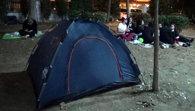 Avcılar'da vatandaşlar gece de parklarda toplandı