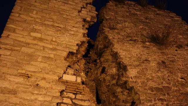 Tarihi İstanbul surları da depremden zarar gördü