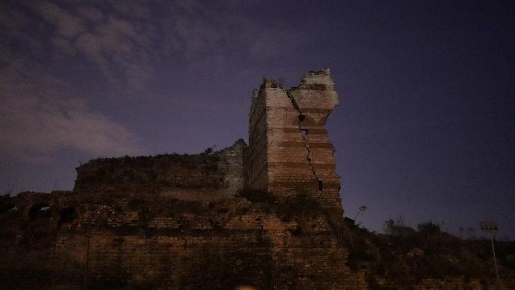 Tarihi İstanbul surları da depremden zarar gördü G3