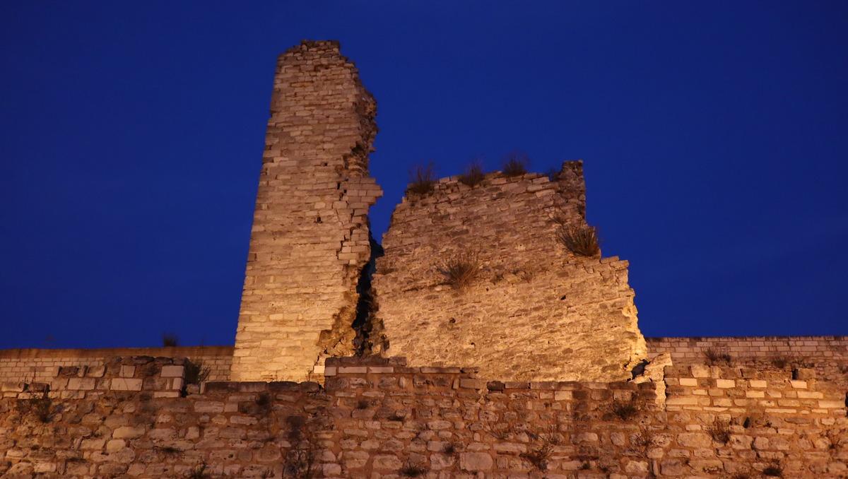 Tarihi İstanbul surları da depremden zarar g&ouml;rd&uuml;