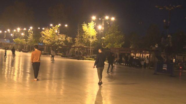 Deprem endişesi taşıyan birçok vatandaş camii bahçelerinde sabahladı