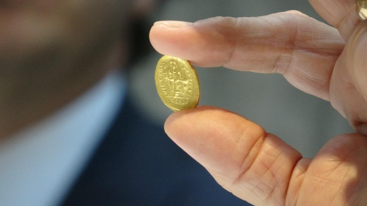 Bizans evinin k&ouml;şesinde bin 500 yıllık hazine bulundu!