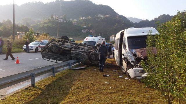 Trabzon’da öğrenci servisi pikap ile çarpıştı: 2 yaralı