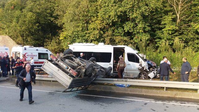 Trabzon’da öğrenci servisi pikap ile çarpıştı: 2 yaralı