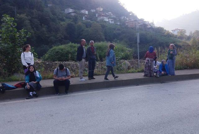 Trabzon’da öğrenci servisi pikap ile çarpıştı: 2 yaralı