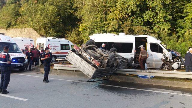 Trabzon’da öğrenci servisi pikap ile çarpıştı: 2 yaralı