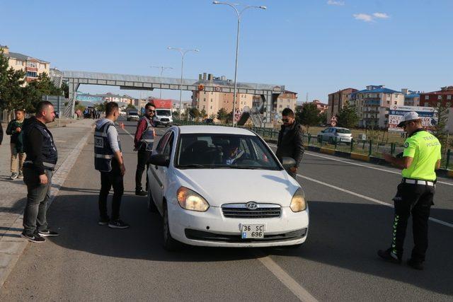 Kars’ta araçlarda sigara uygulaması