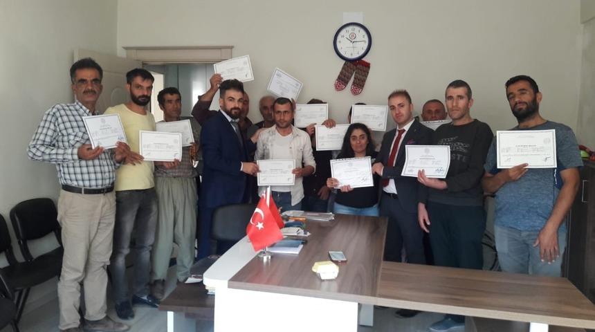 Engelli kursiyerlerin belge sevinci