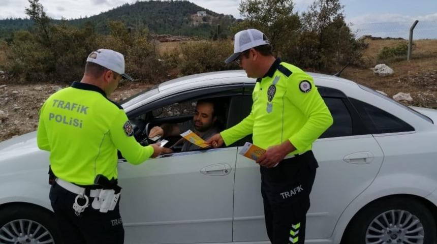 Emet&rsquo;te s&uuml;r&uuml;c&uuml;lerin sigara yasağına uyup uymadıkları denetlendi