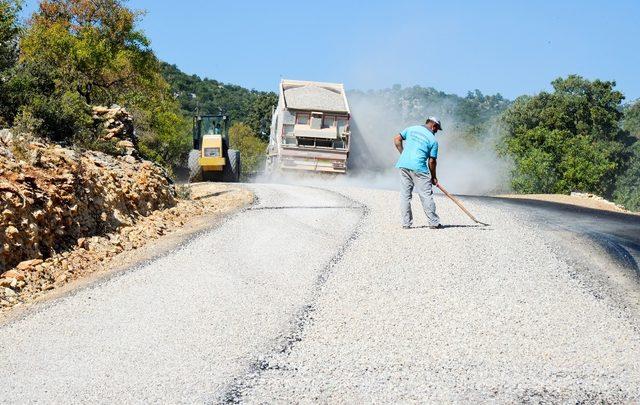 10 yıldır yolu bozuk olan yol asfaltlandı