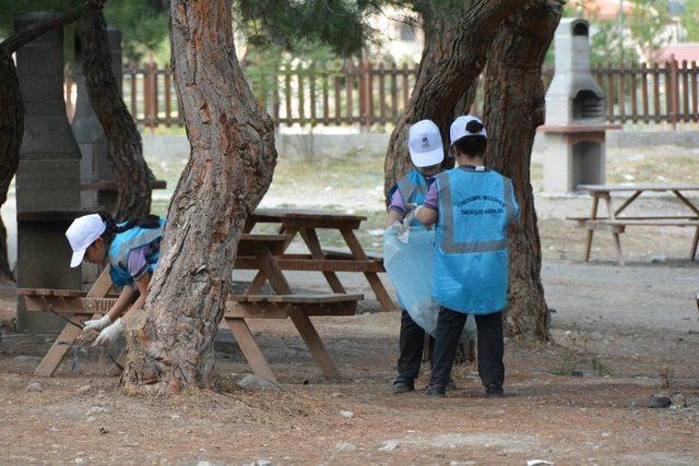 Yunusemreli çevreciler Ortaköy’de temizlik yaptı