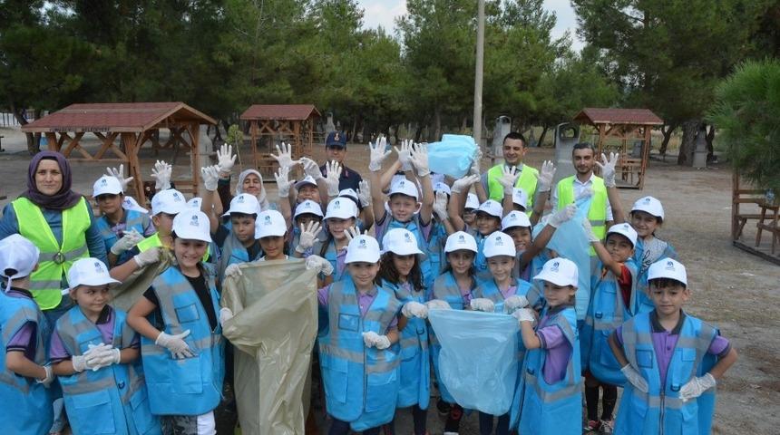 Yunusemreli çevreciler Ortaköy’de temizlik yaptı