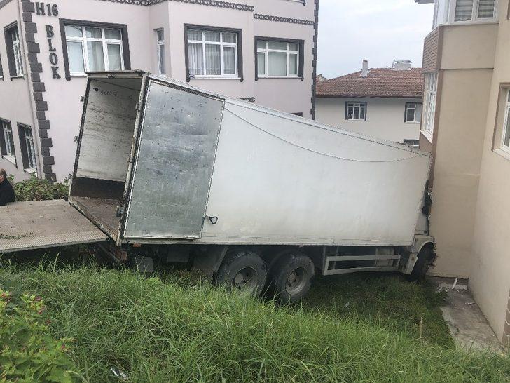 Zonguldak’da  kamyon eve girdi ev sahipleri deprem sandı G2