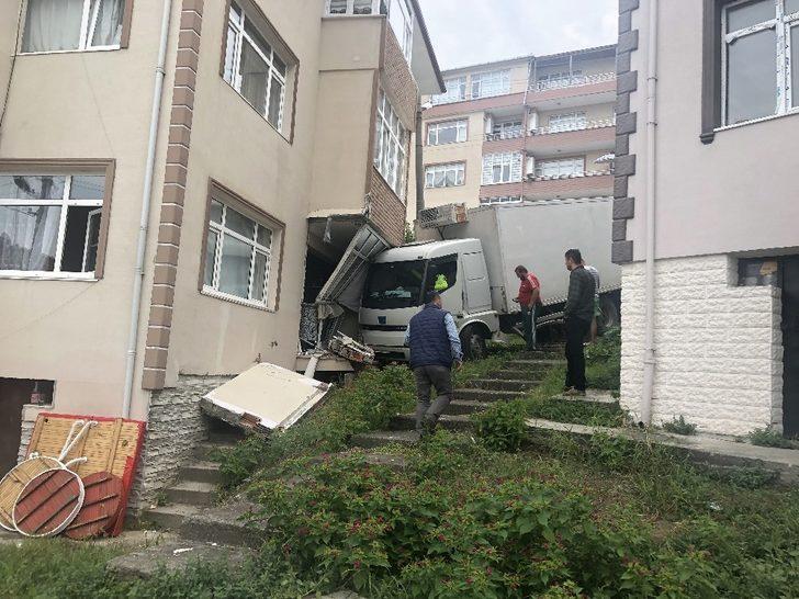 Zonguldak’da  kamyon eve girdi ev sahipleri deprem sandı G4