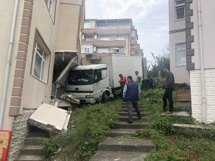 Zonguldak’da  kamyon eve girdi ev sahipleri deprem sandı G5