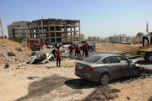 Otomobil ile hafif ticari araç çarpıştı: 1’i ağır 2 yaralı