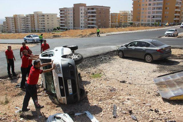 Otomobil ile hafif ticari araç çarpıştı: 1’i ağır 2 yaralı