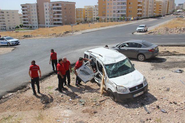 Otomobil ile hafif ticari araç çarpıştı: 1’i ağır 2 yaralı