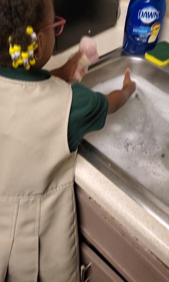 CATERS_KID_CLEANS_CHICKEN_WITH_WASHING_UP_LIQUID_4