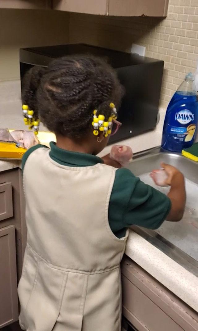 CATERS_KID_CLEANS_CHICKEN_WITH_WASHING_UP_LIQUID_5