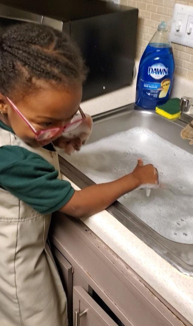 CATERS_KID_CLEANS_CHICKEN_WITH_WASHING_UP_LIQUID_6