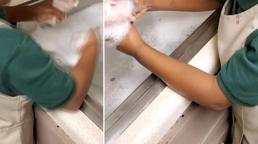 Tavukları deterjanla yıkayan k&uuml;&ccedil;&uuml;k kız g&uuml;ld&uuml;rd&uuml;! 'Yemekleri b&ouml;yle hazırladığımı mı d&uuml;ş&uuml;n&uuml;yor?'