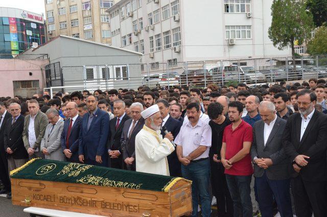 Depremden sonra kalp krizi geçirip ölen öğretmen, okulundan gözyaşlarıyla uğurlandı