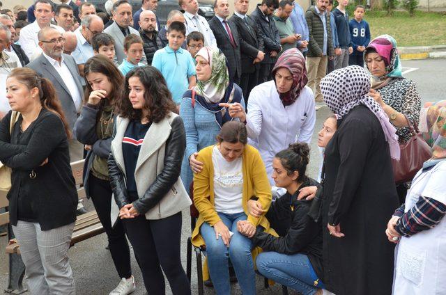 Depremden sonra kalp krizi geçirip ölen öğretmen, okulundan gözyaşlarıyla uğurlandı