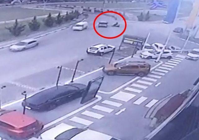 Hafif ticarî araç ile motosiklet böyle çarpıştı: 1 yaralı