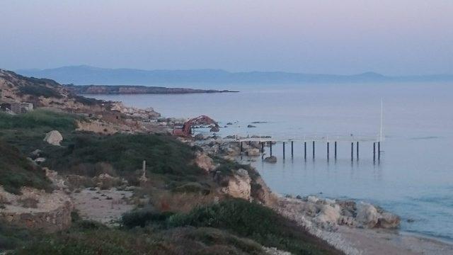 Bozcaada'da sahilde kepçeyle çalışmaya tepki