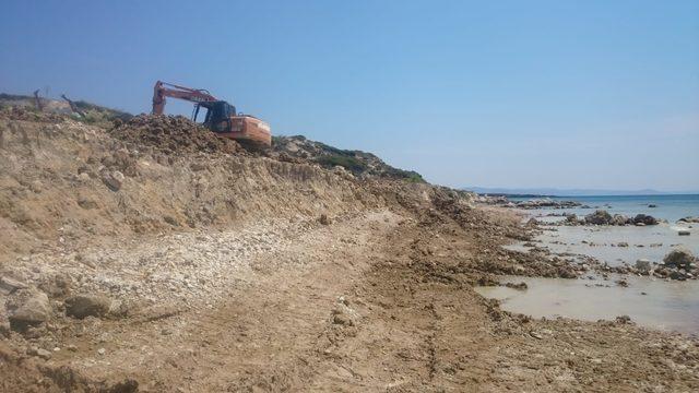 Bozcaada'da sahilde kepçeyle çalışmaya tepki