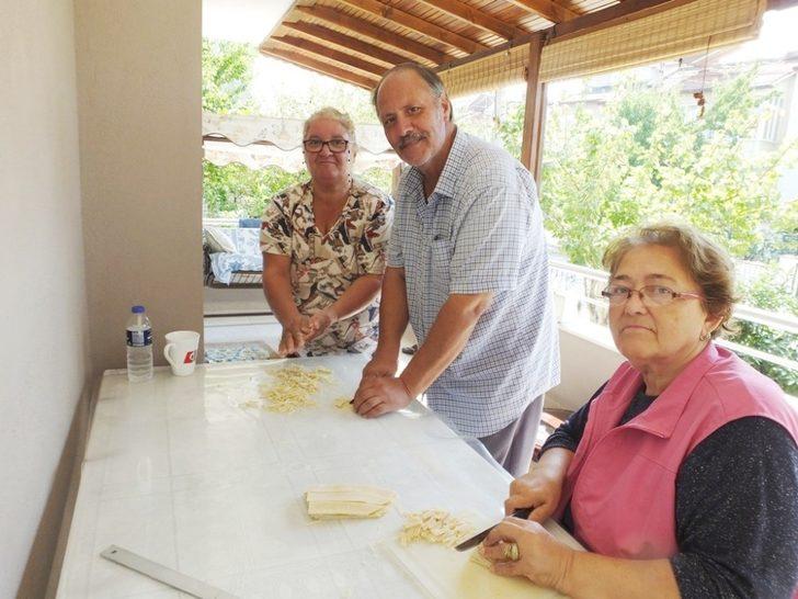 Kadınlar erişte yaptı, erkekler destek oldu G5