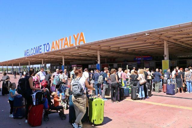 Thomas Cook misafiri 4 bin 920 turist Antalya’dan ülkelerine gönderildi