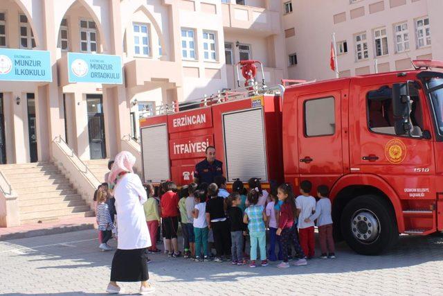 İtfaiye ekipleri minik öğrencileri deprem konusunda bilgilendirdi