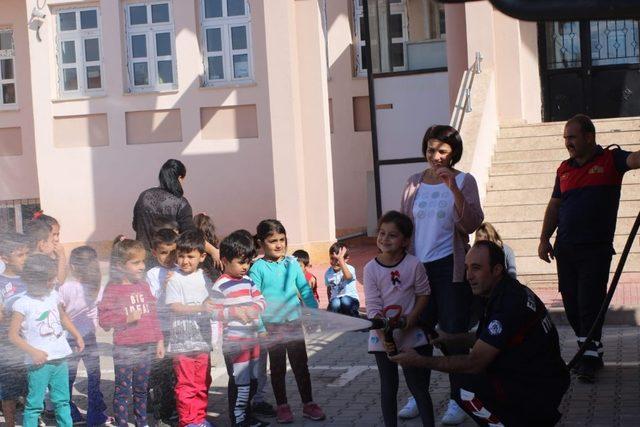 İtfaiye ekipleri minik öğrencileri deprem konusunda bilgilendirdi