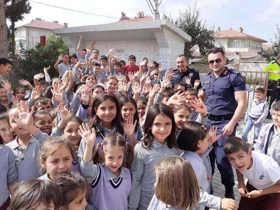 Hayırsever Muhtar&rsquo;dan &ouml;ğrencilere k&uuml;t&uuml;phane s&uuml;rprizi