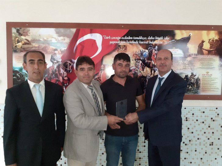 Hayırsever Muhtar’dan öğrencilere kütüphane sürprizi G3