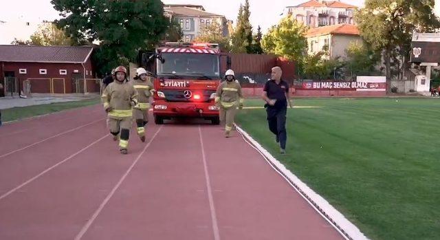 İtfaiye ekipleri yangın söndürmek için gittikleri yerde mum söndürdü