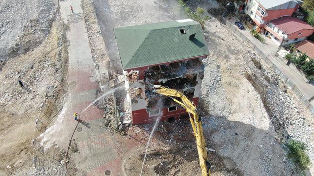 Kağıthane'de riskli bina ekipler tarafından yıkıldı