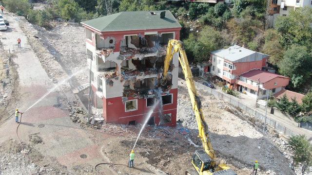 Kağıthane'de riskli bina ekipler tarafından yıkıldı