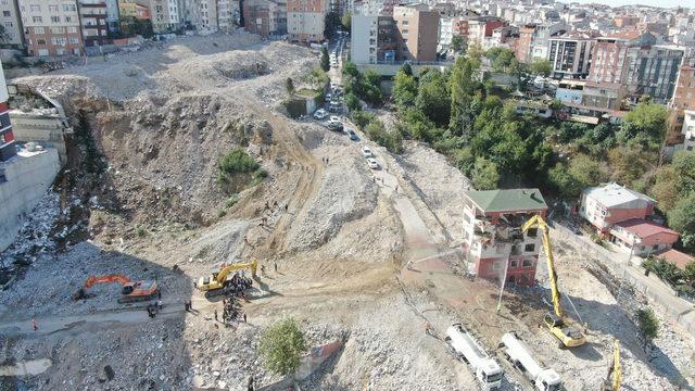 Kağıthane'de riskli bina ekipler tarafından yıkıldı