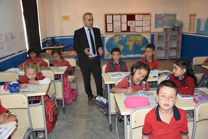 Tüm öğretmenlere örnek! Hem müdür hem öğretmen hem de hizmetli G2