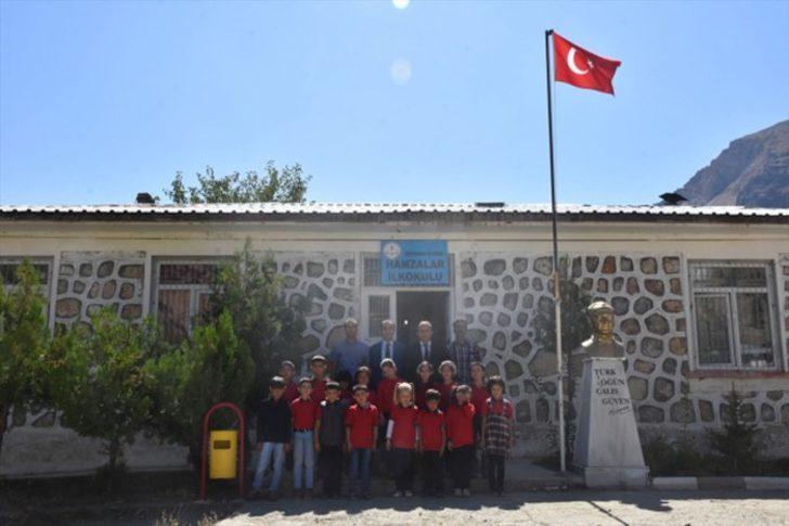 Tüm öğretmenlere örnek! Hem müdür hem öğretmen hem de hizmetli G4