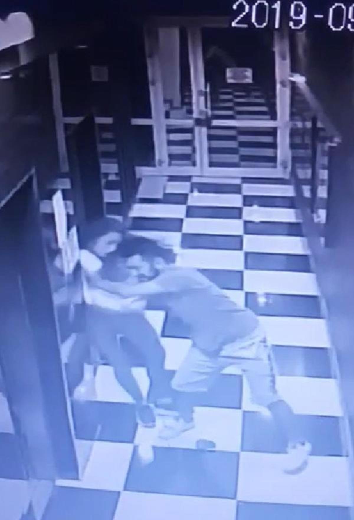 Gen&ccedil; kızı asans&ouml;r boşluğuna b&ouml;yle itti! G&ouml;r&uuml;nt&uuml;ler ortaya &ccedil;ıktı