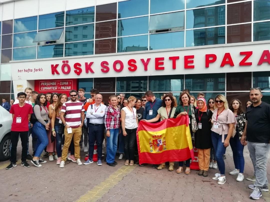 D&uuml;nyanın d&ouml;rt bir yanı K&ouml;şk Sosyete Pazarı&rsquo;nda