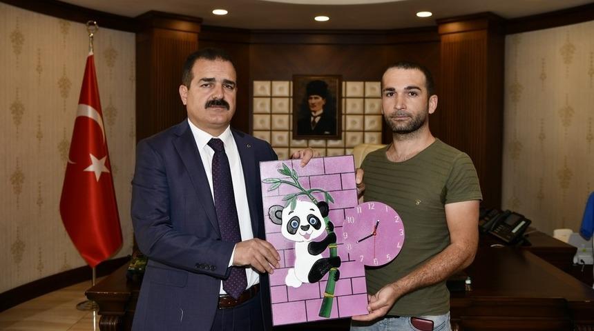 S&uuml;s eşyası tasarımcısından Vali Akbıyık&rsquo;a ziyaret