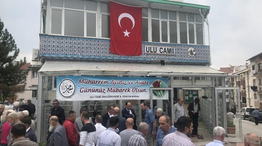 Boz&uuml;y&uuml;k Ulu Cami&rsquo;de aşure ikramı